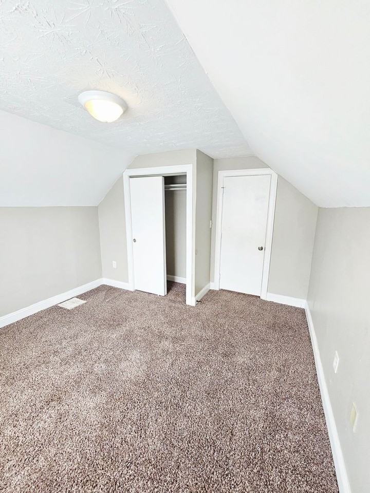 1191 Duxberry Ave - Photo 6 of 31