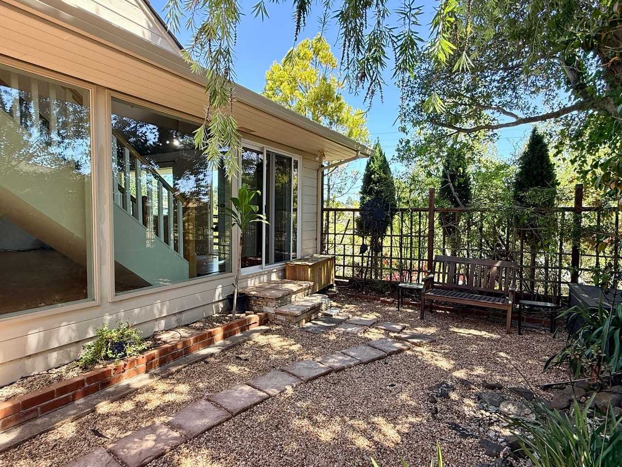 2122 Lyon Ave - Photo 2 of 10