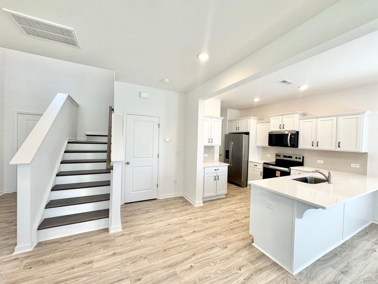 1424 Stork Dr - Photo 3 of 17