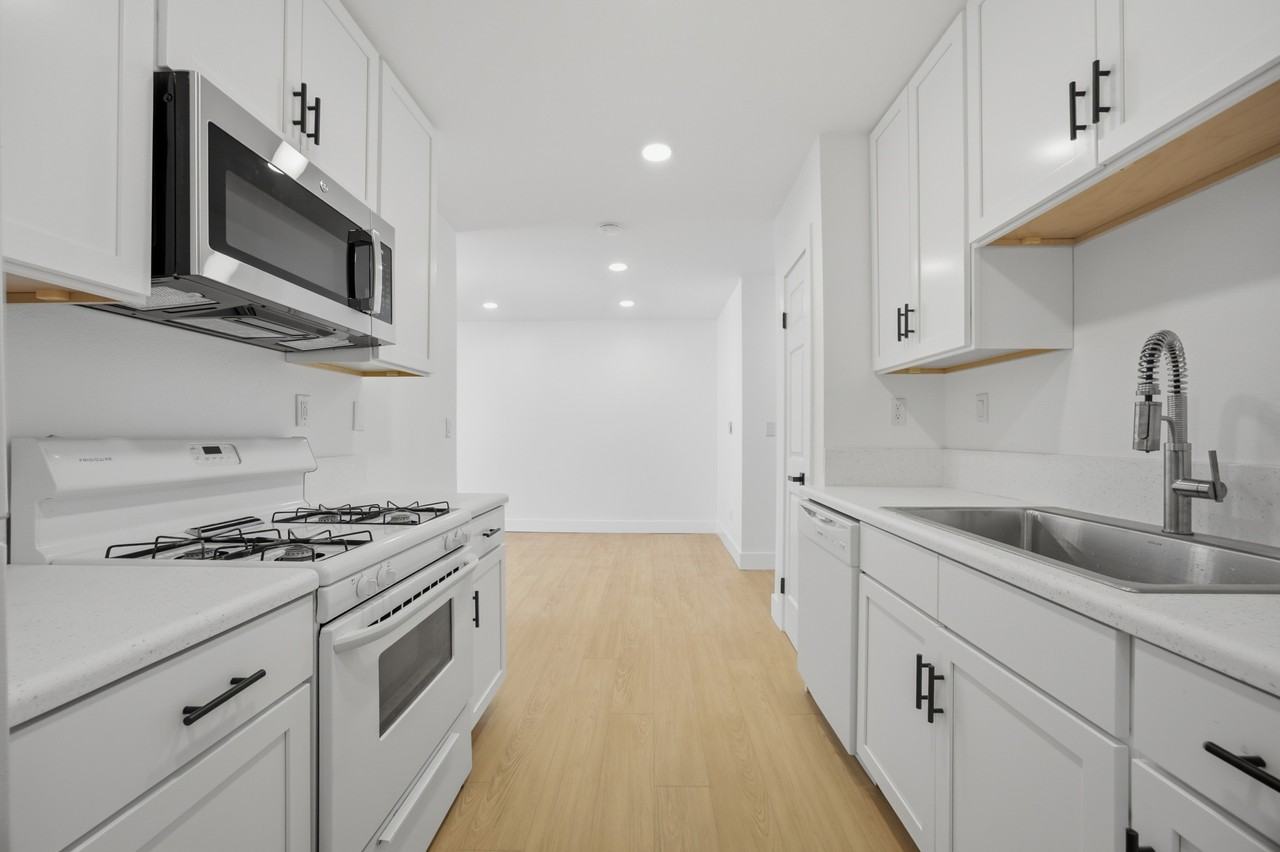 1040 W 165th Pl #3 - Photo 5 of 22