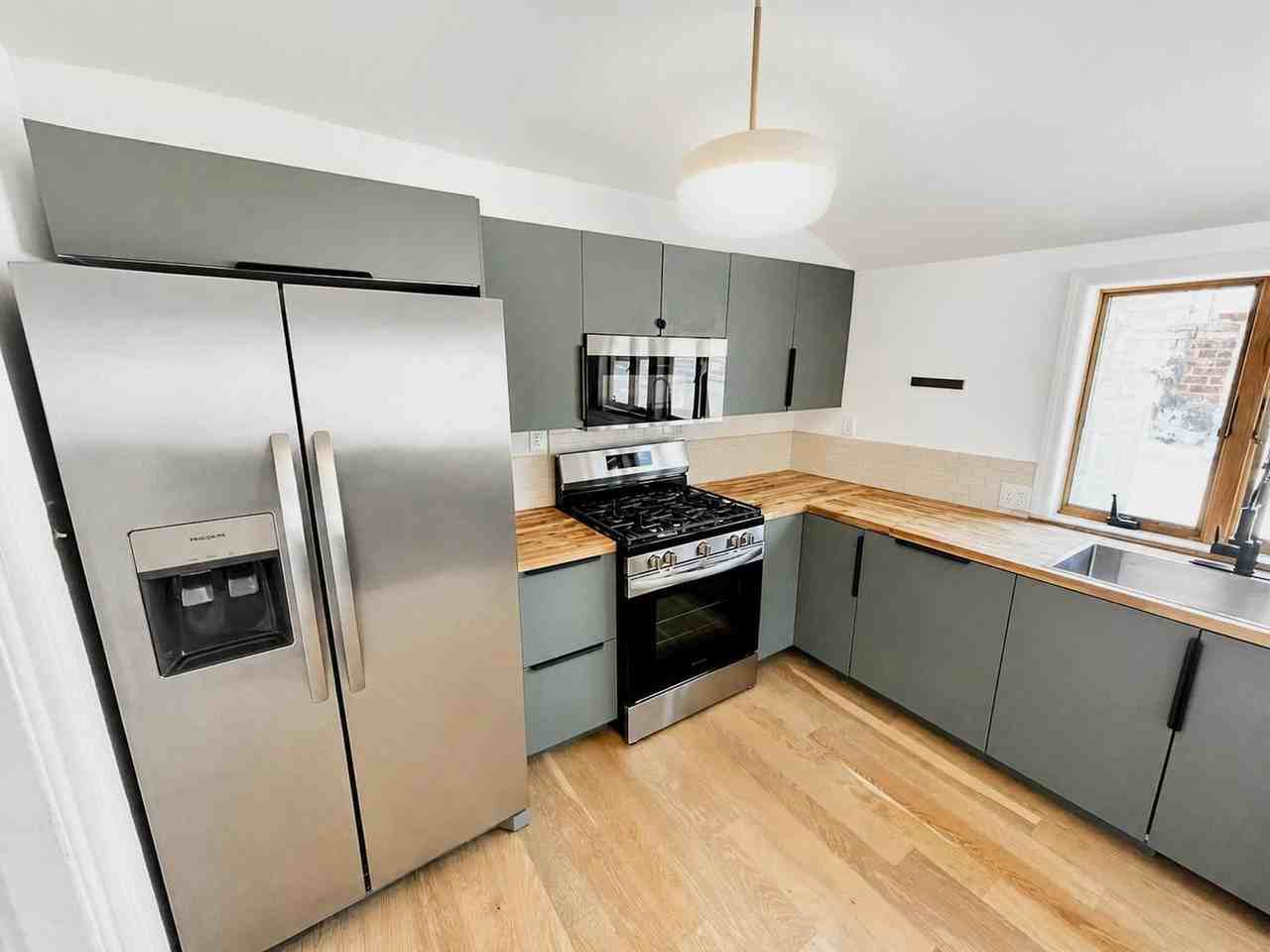 725 Warren St - Photo 3 of 10