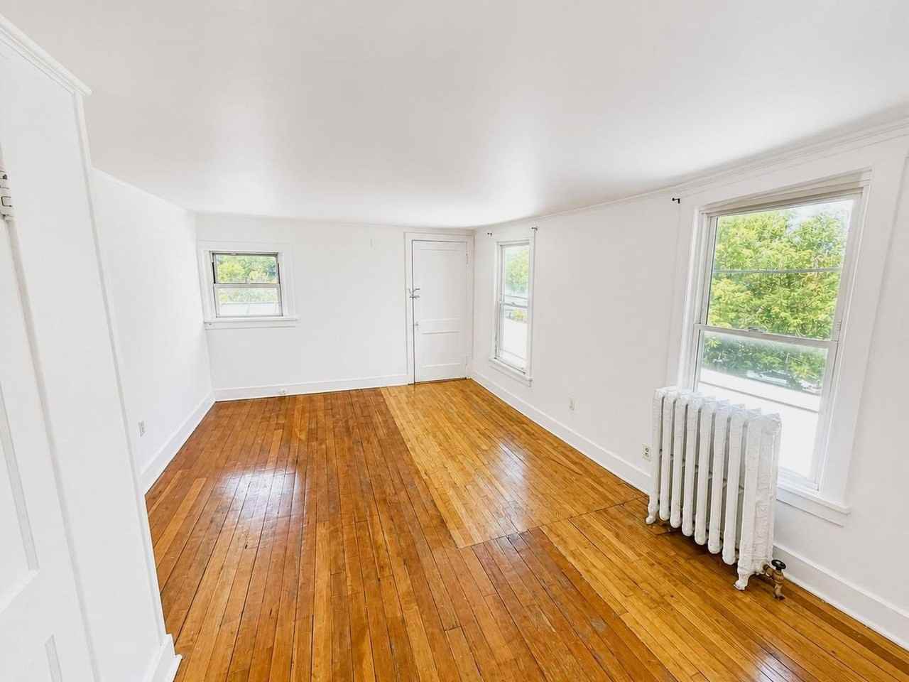 725 Warren St - Photo 7 of 10