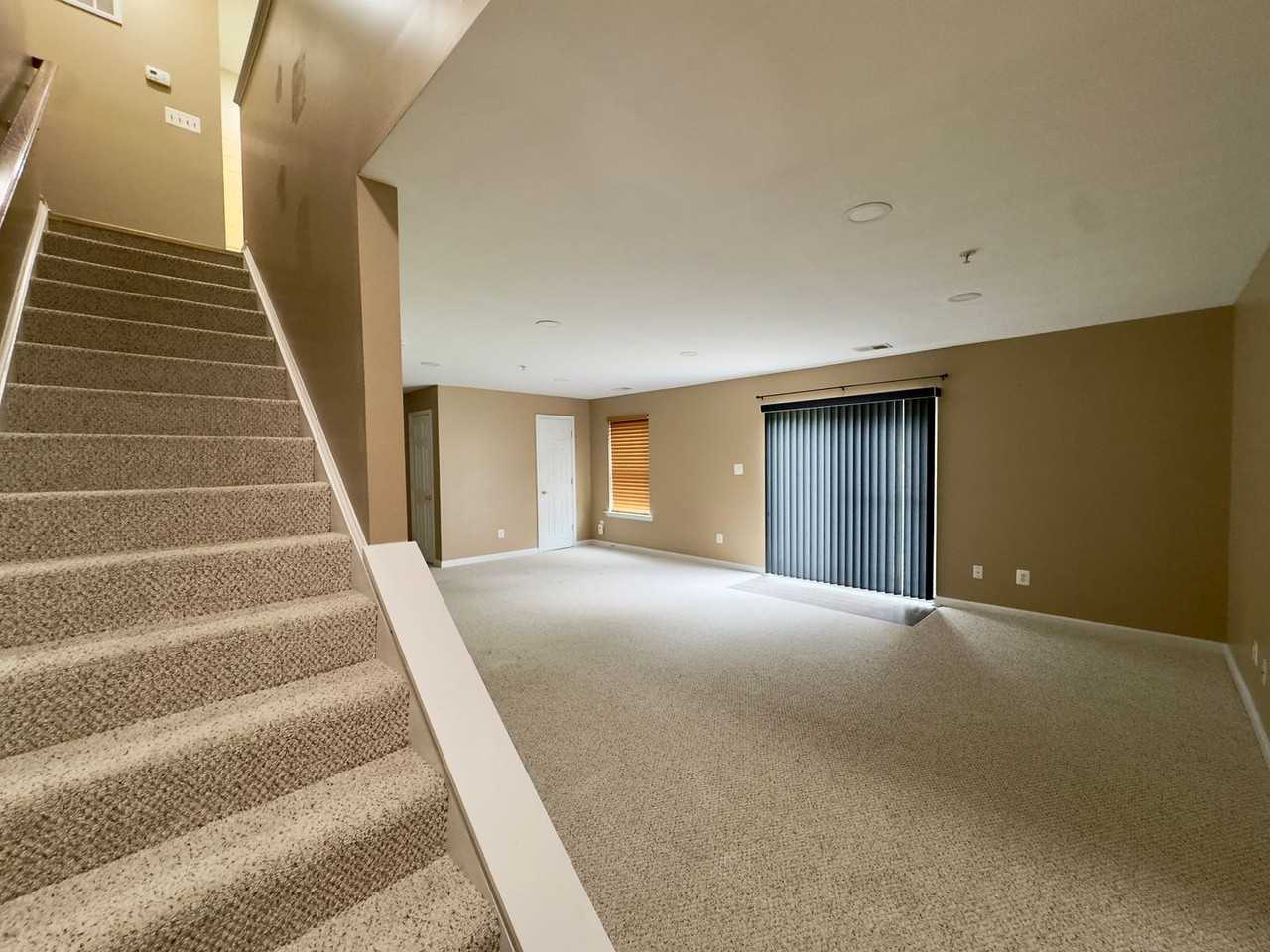 130 Mohegan Dr - Photo 2 of 32