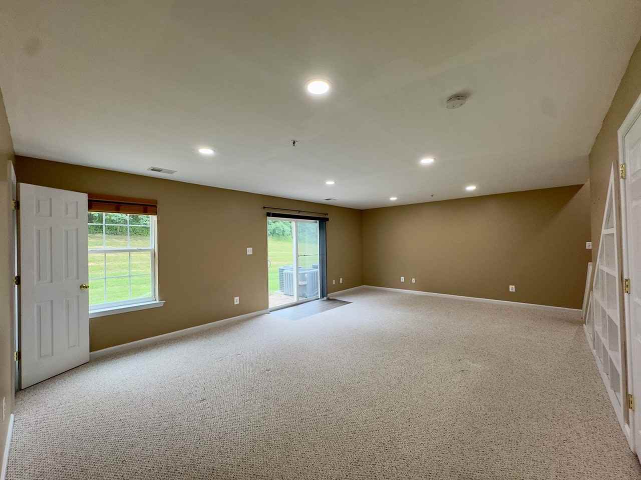 130 Mohegan Dr - Photo 4 of 32