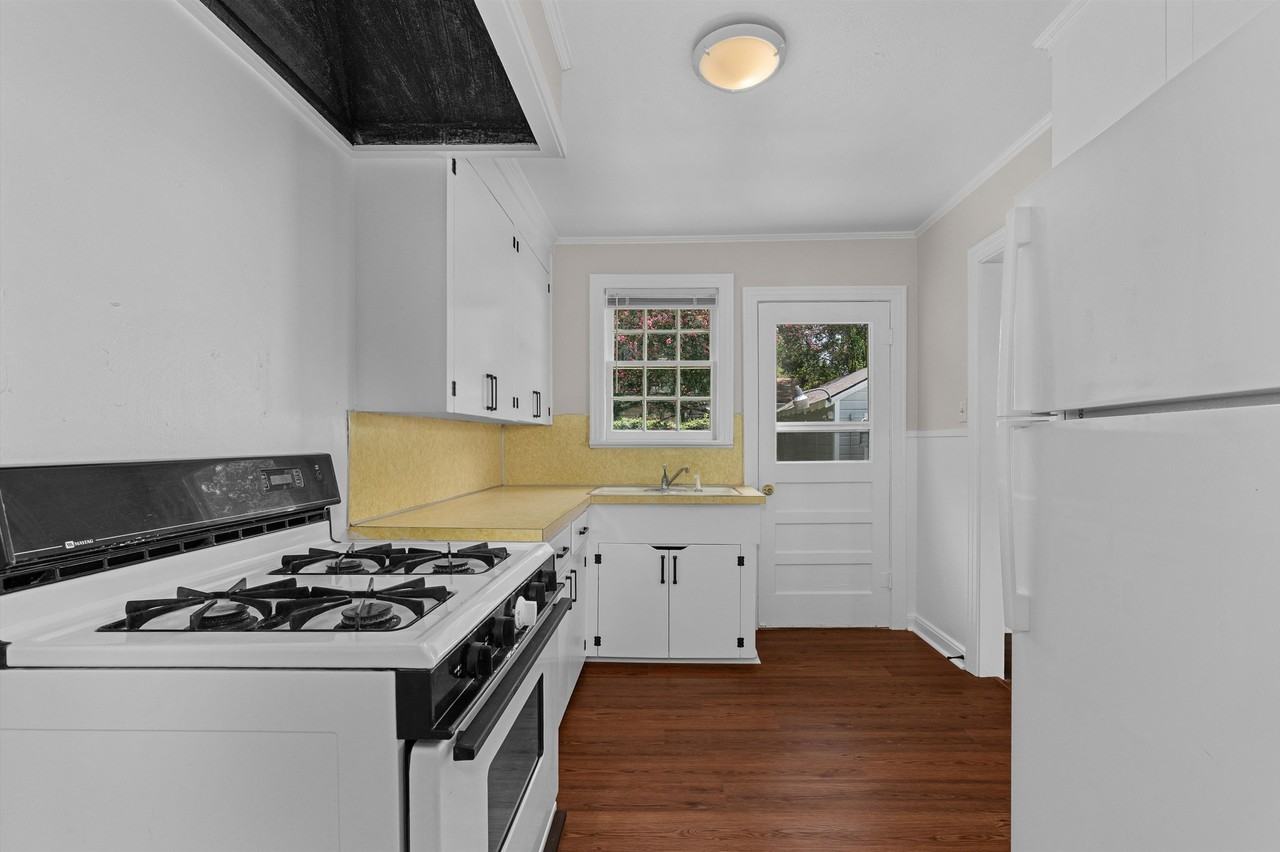 835 Robinhood St #1 - Photo 5 of 24