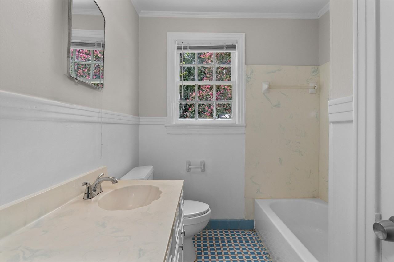 835 Robinhood St #1 - Photo 7 of 24