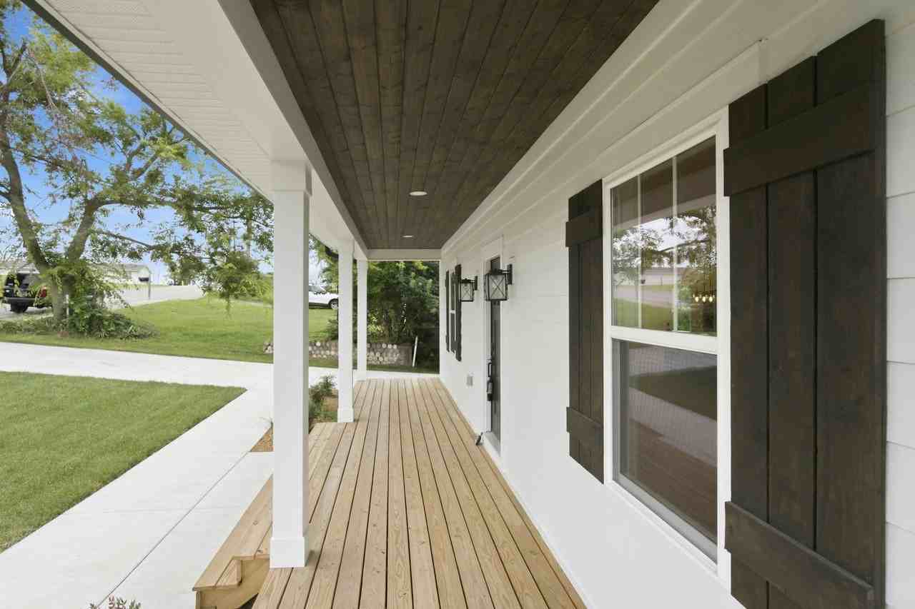 274 38th Ave N - Photo 3 of 41