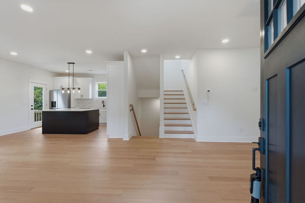 274 38th Ave N - Photo 4 of 41