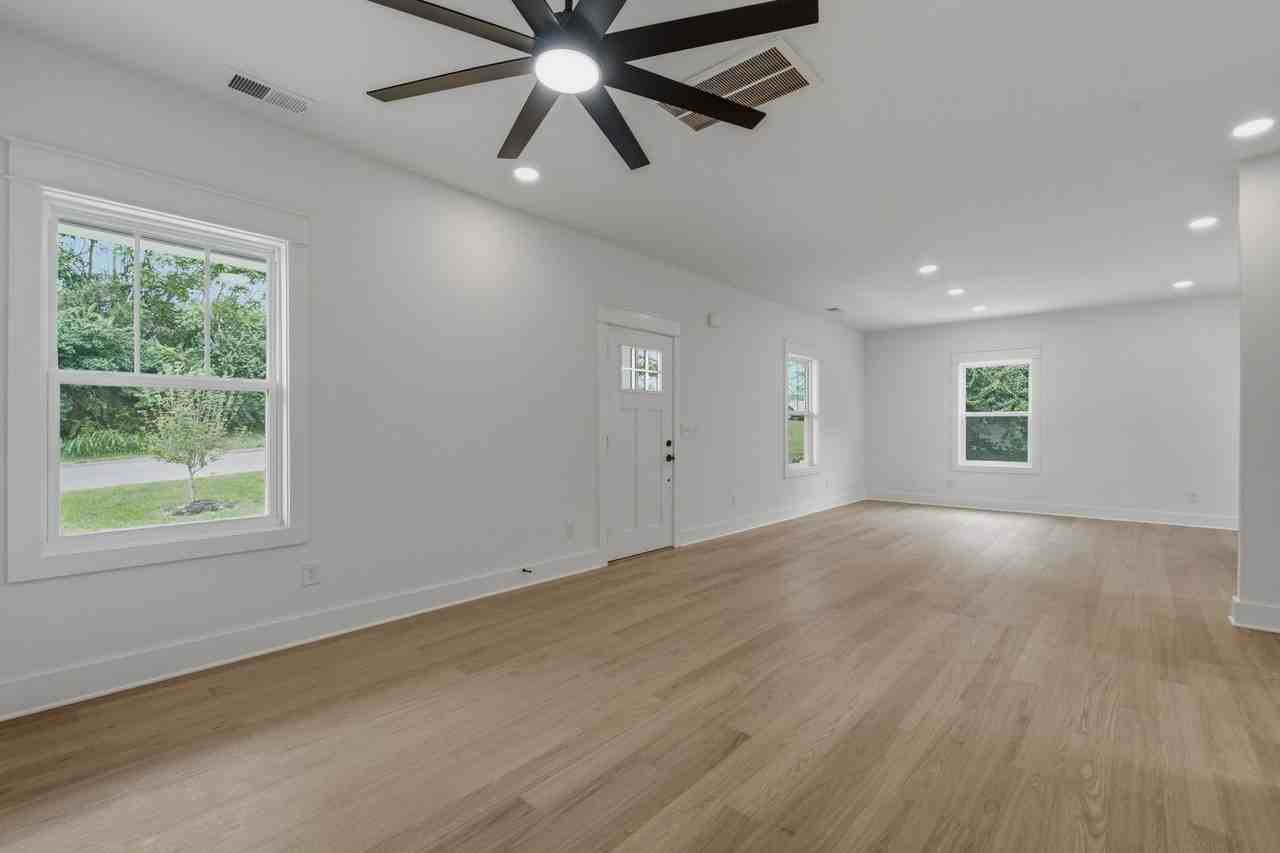 274 38th Ave N - Photo 6 of 41