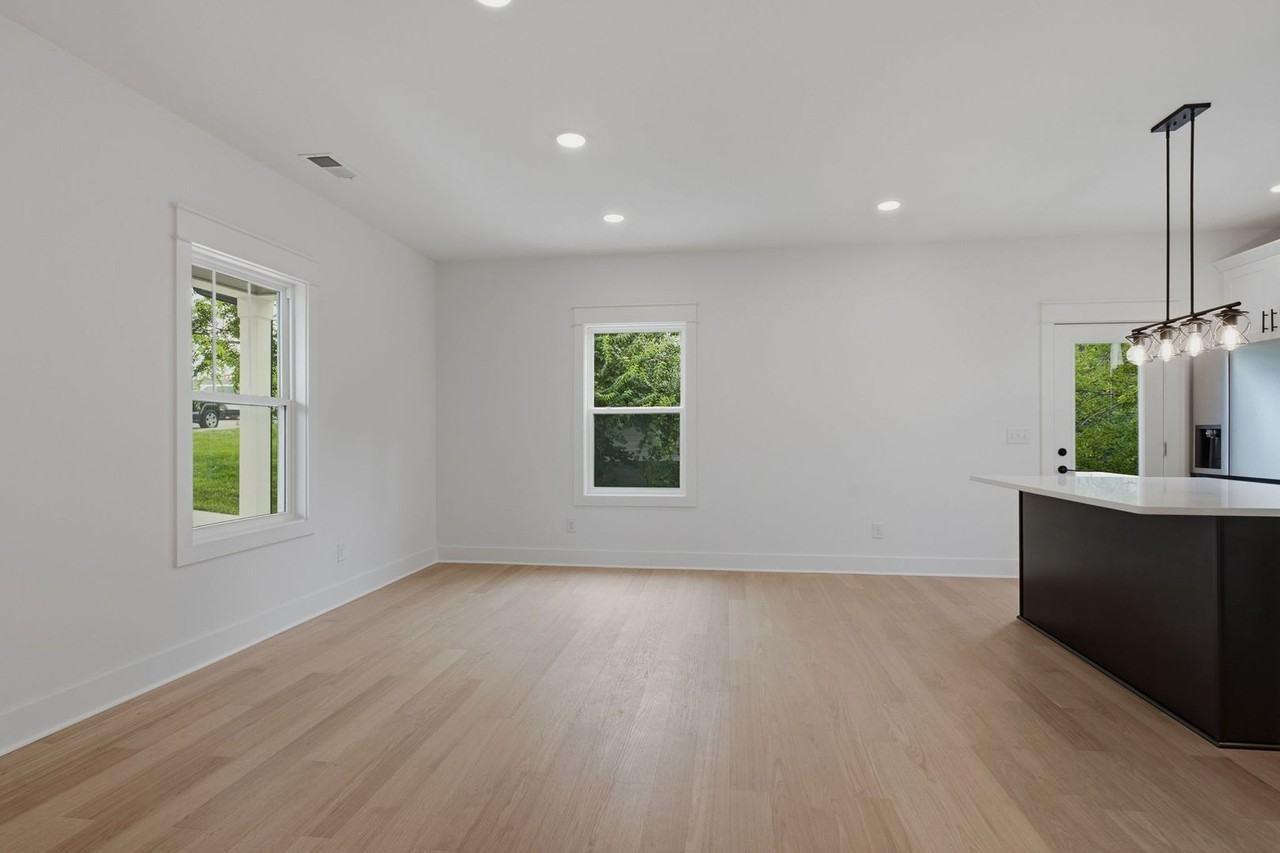 274 38th Ave N - Photo 7 of 41