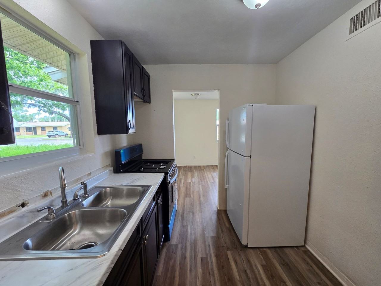 444 S Caroline St - Photo 4 of 18