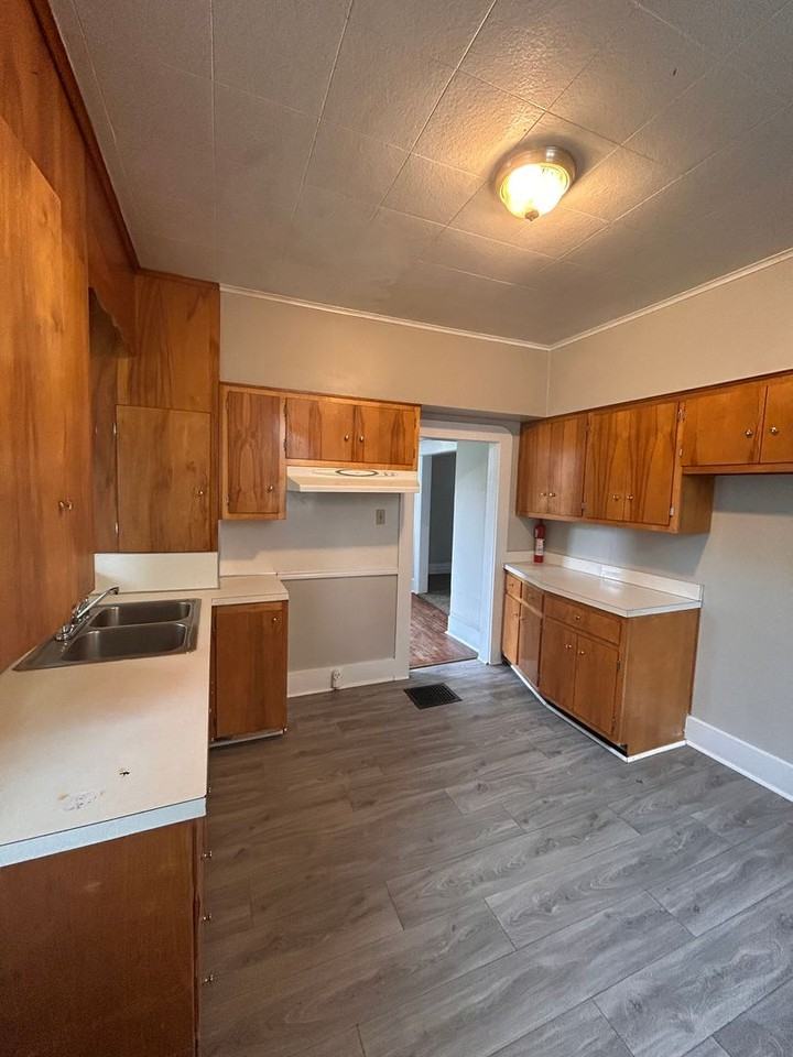 1815 Bayer Ave - Photo 3 of 10