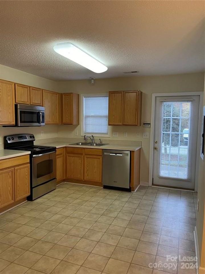 1623 Oak Leaf Dr Nw - Photo 3 of 11