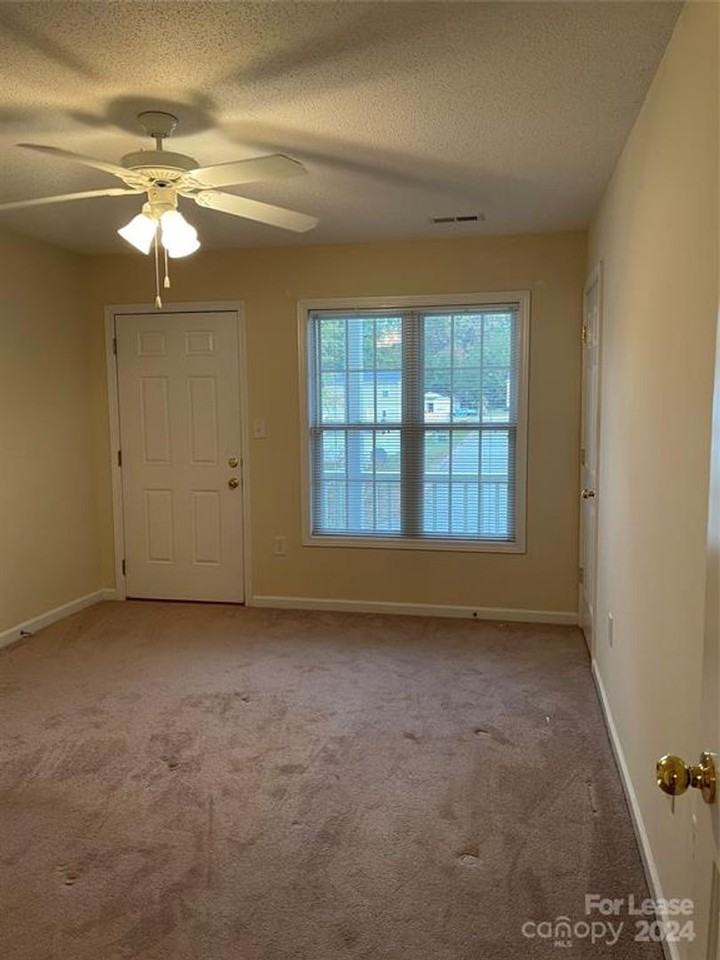 1623 Oak Leaf Dr Nw - Photo 4 of 11