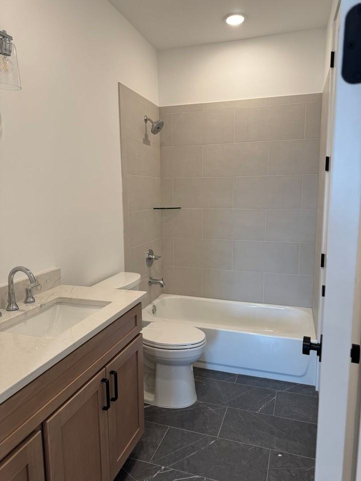 806 Lilla Ln - Photo 2 of 9