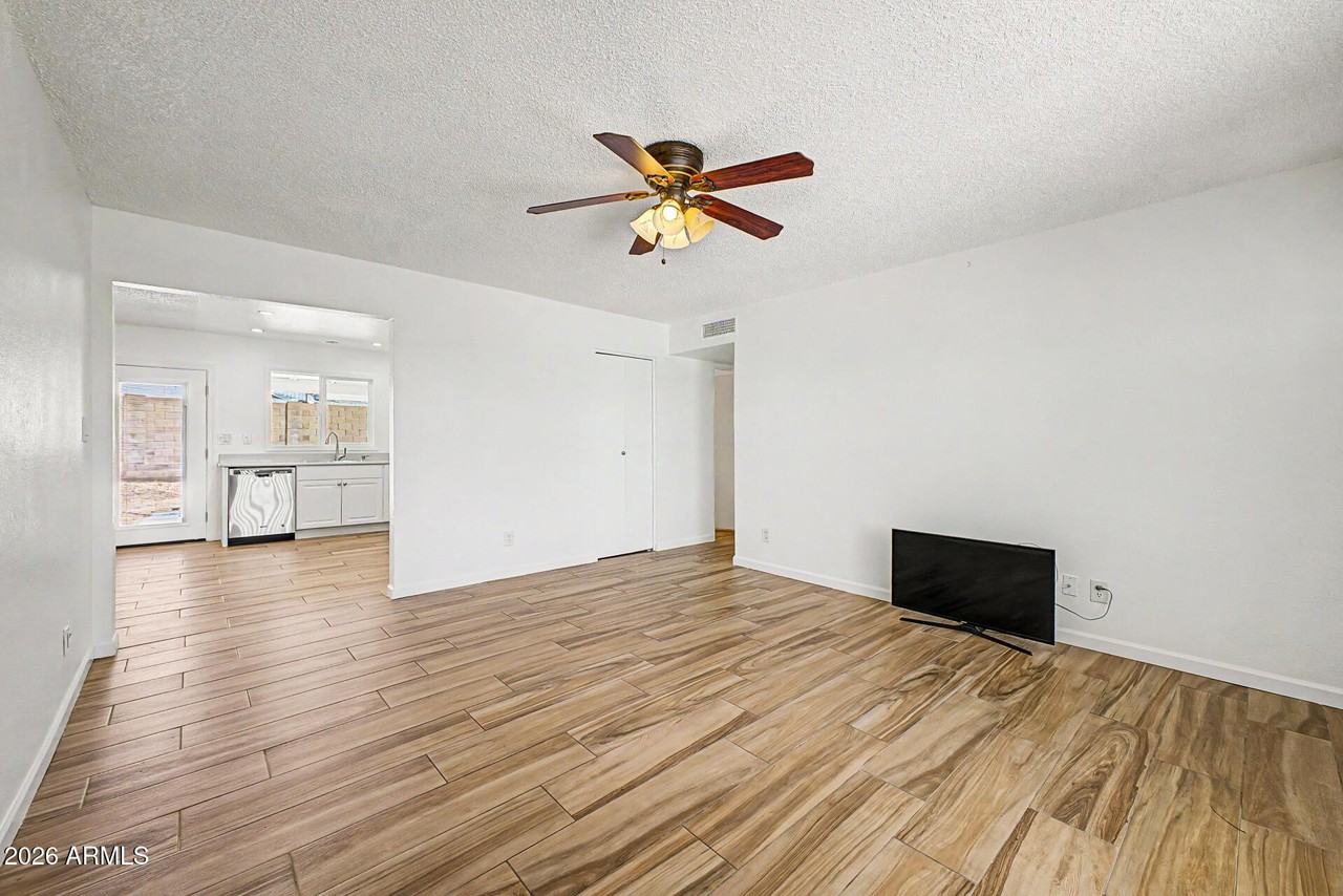 20601 N 33rd Ave - Photo 5 of 29