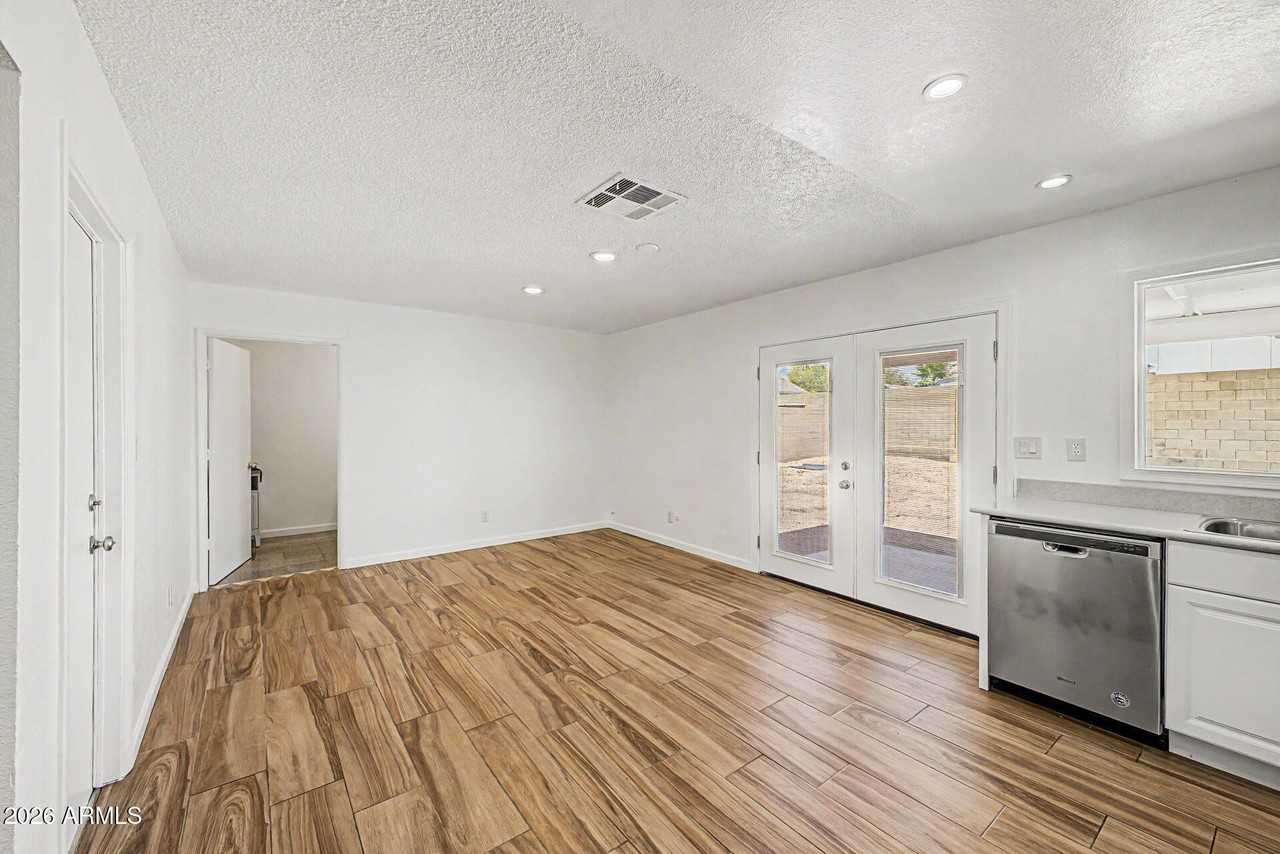 20601 N 33rd Ave - Photo 7 of 29