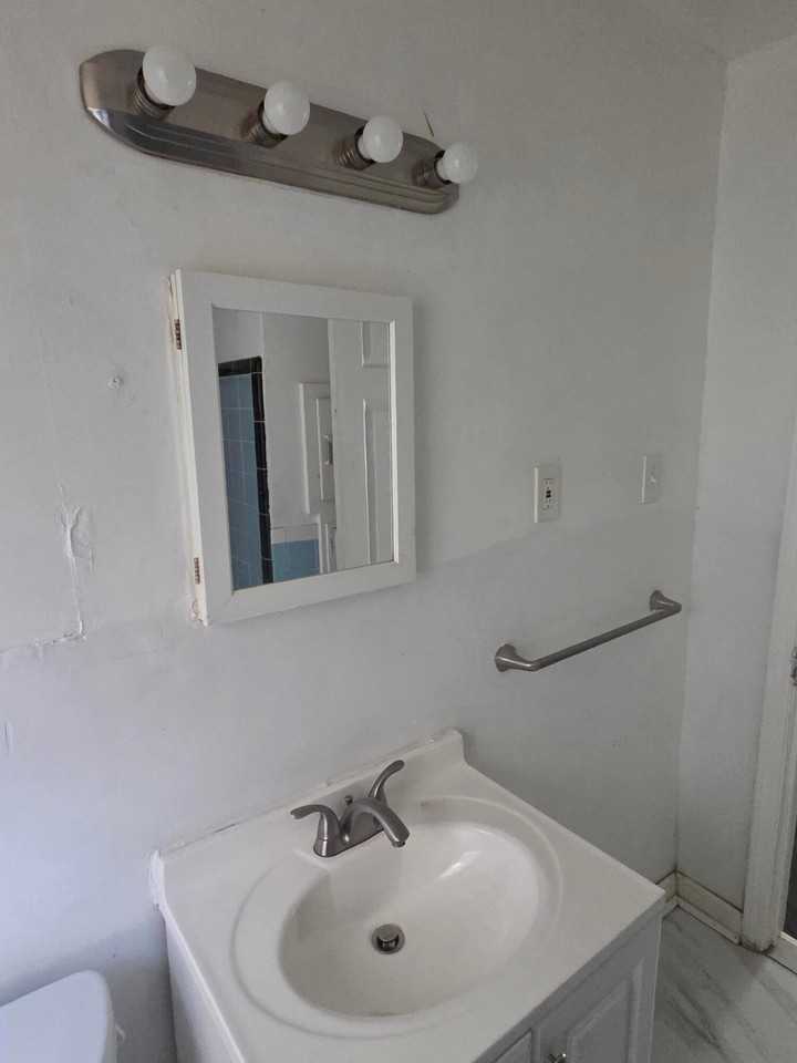 18627 Curtis St - Photo 6 of 25