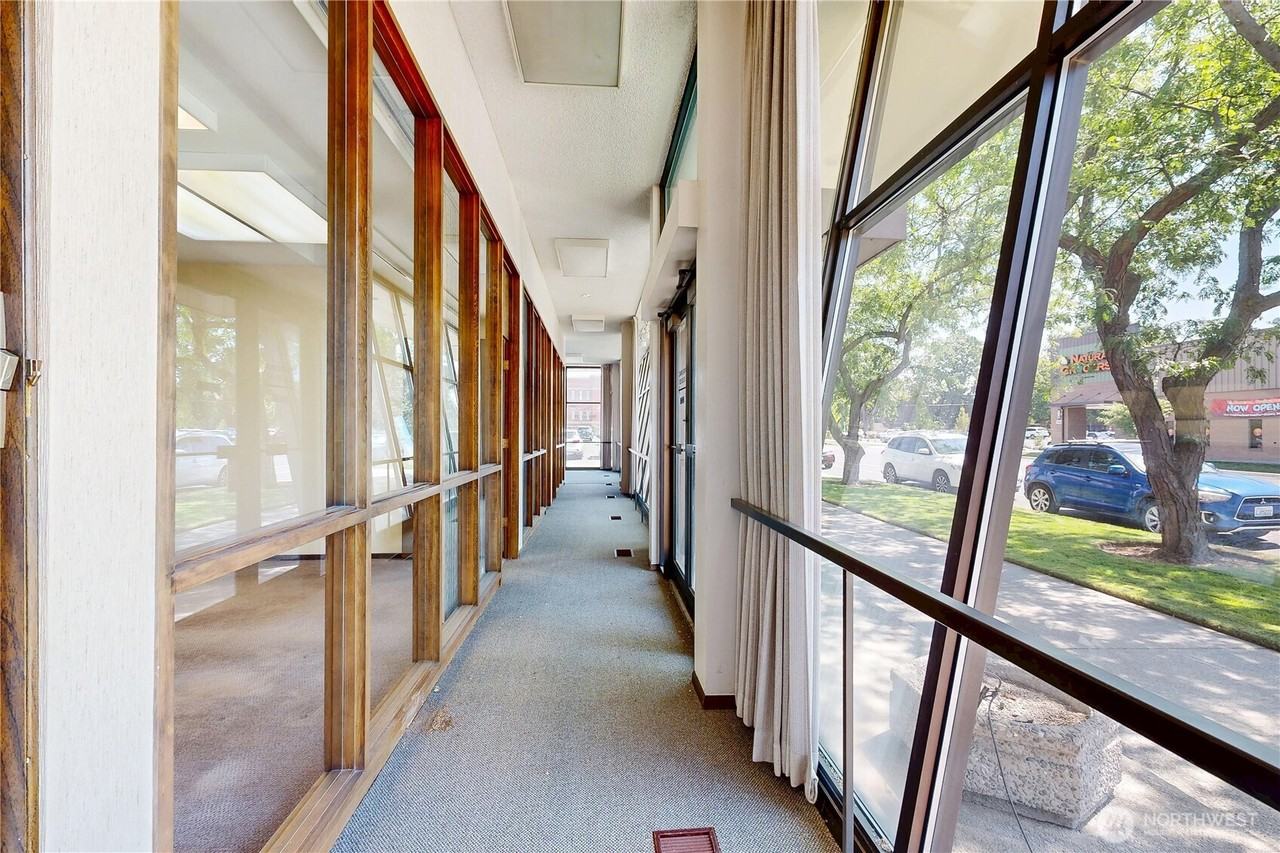 103 E Poplar St - Photo 4 of 41