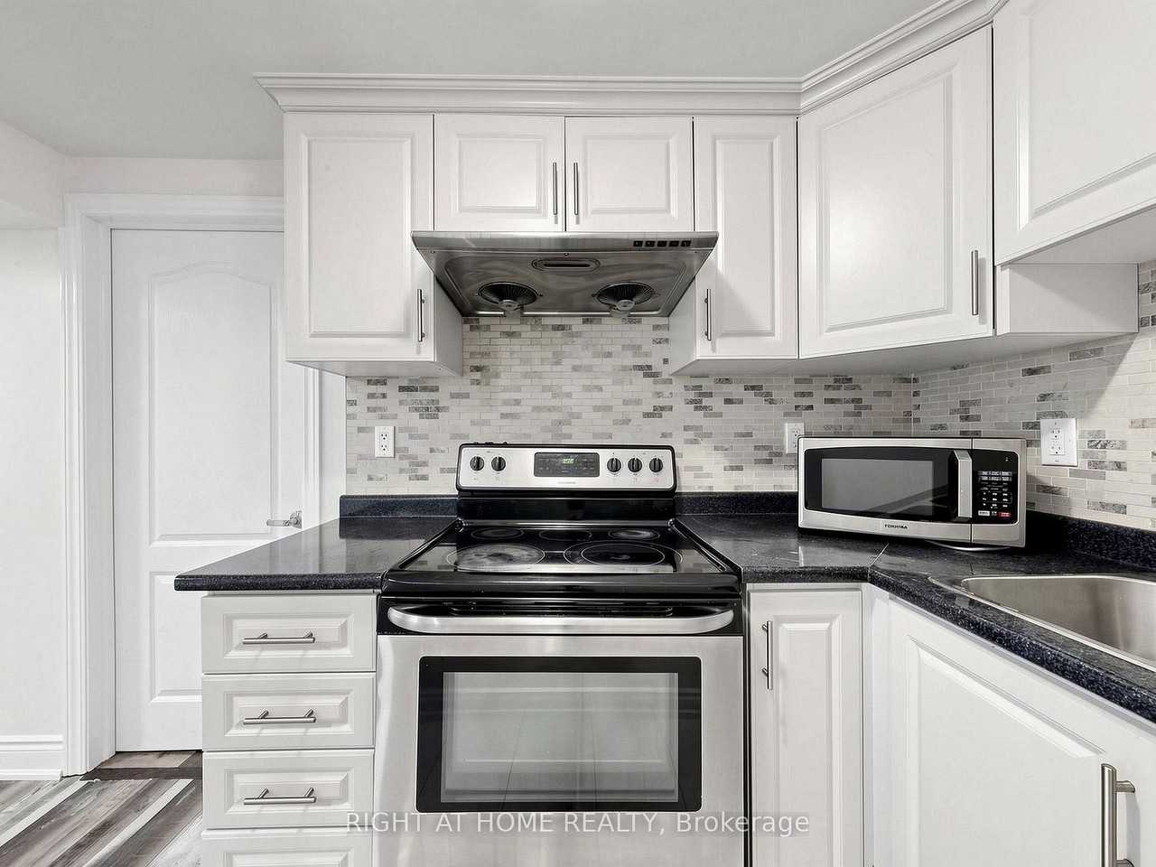 148 Sexton Crescent - Photo 7 of 50