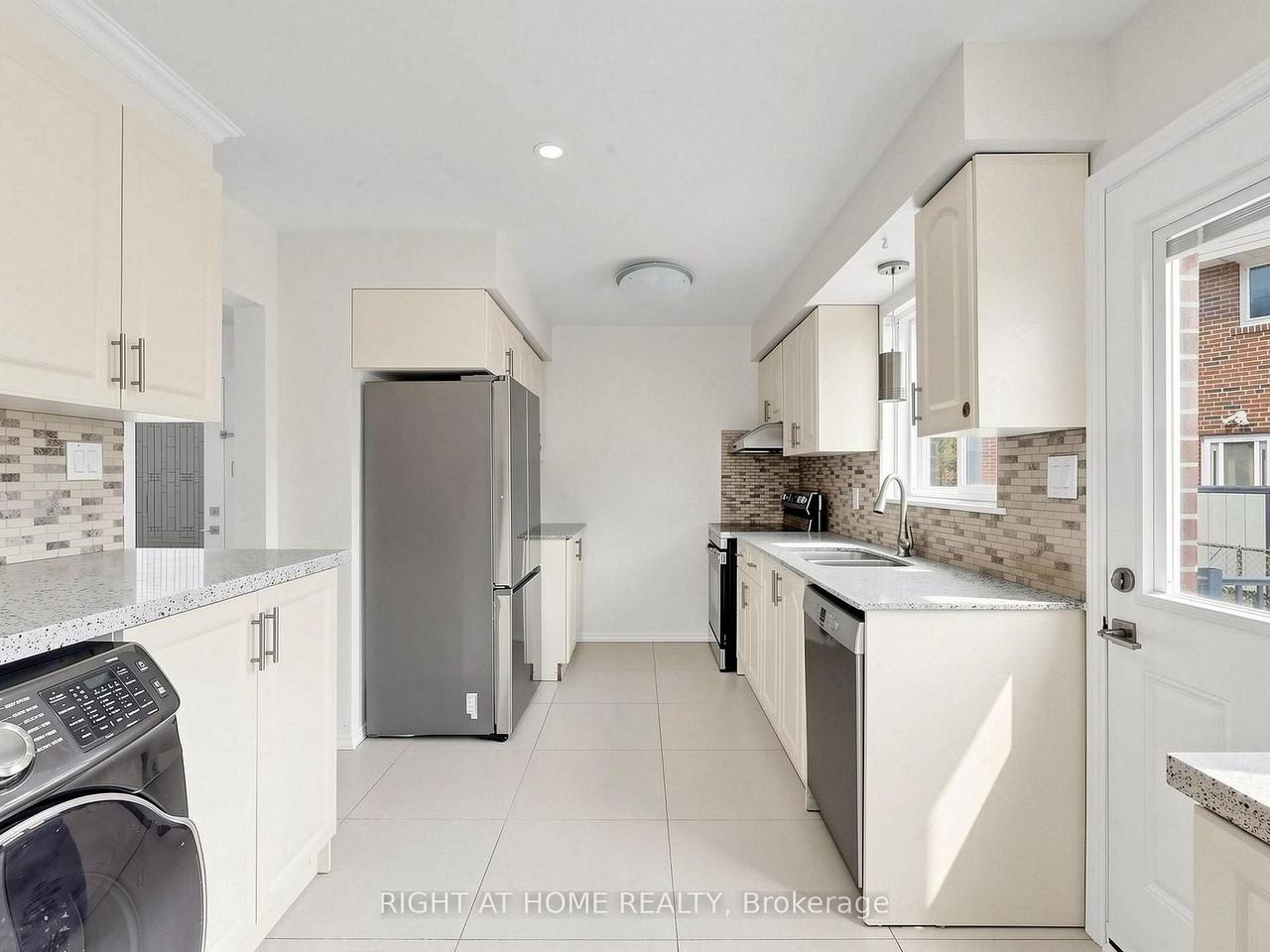 148 Sexton Crescent - Photo 6 of 50