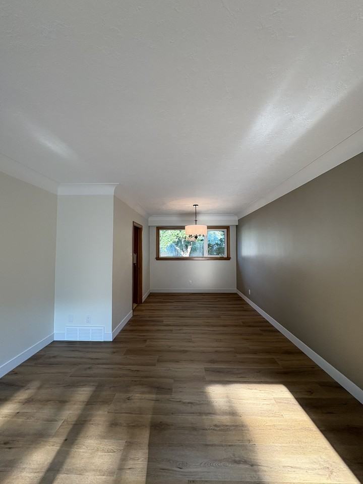 211 Strathmillan Rd - Photo 3 of 14