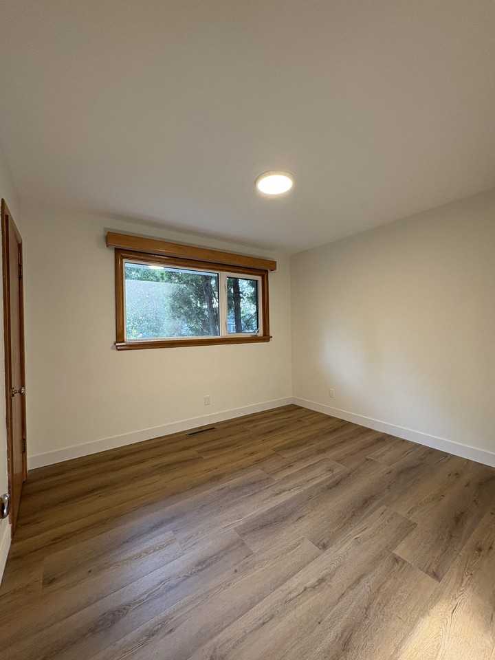 211 Strathmillan Rd - Photo 6 of 14