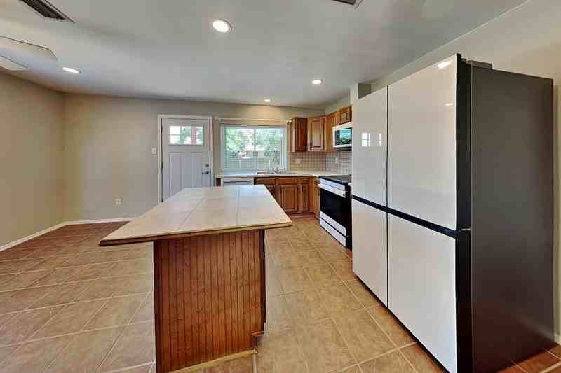3100 Fairgate Dr - Photo 5 of 16