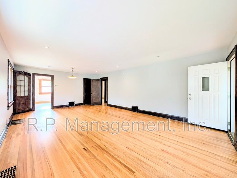 5050 30th Ave S - Photo 4 of 14