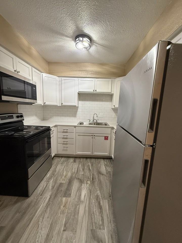 seven10 South Apartments - Photo 3 of 18