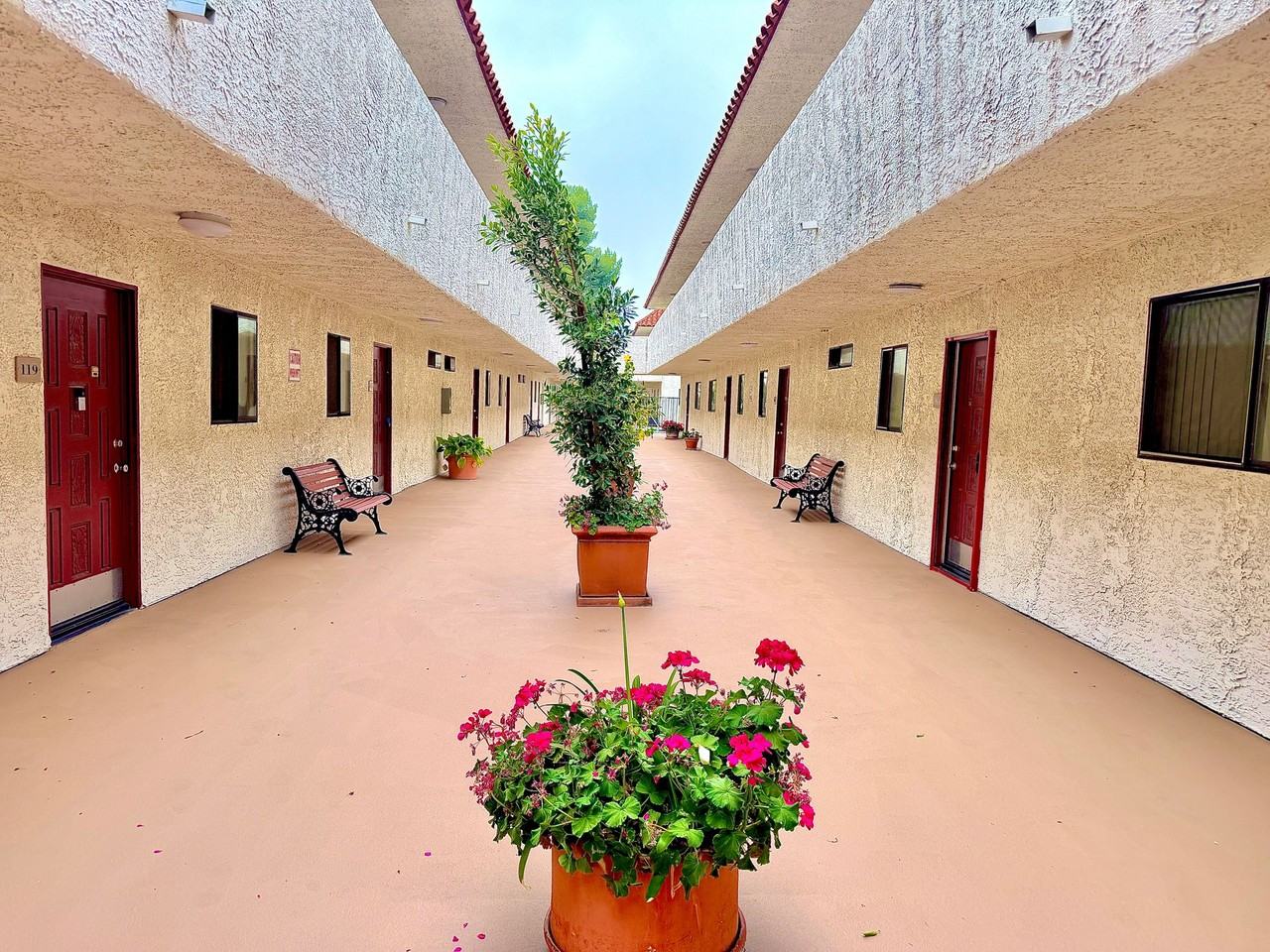 Royal Hazeltine Villas - Photo 3 of 15