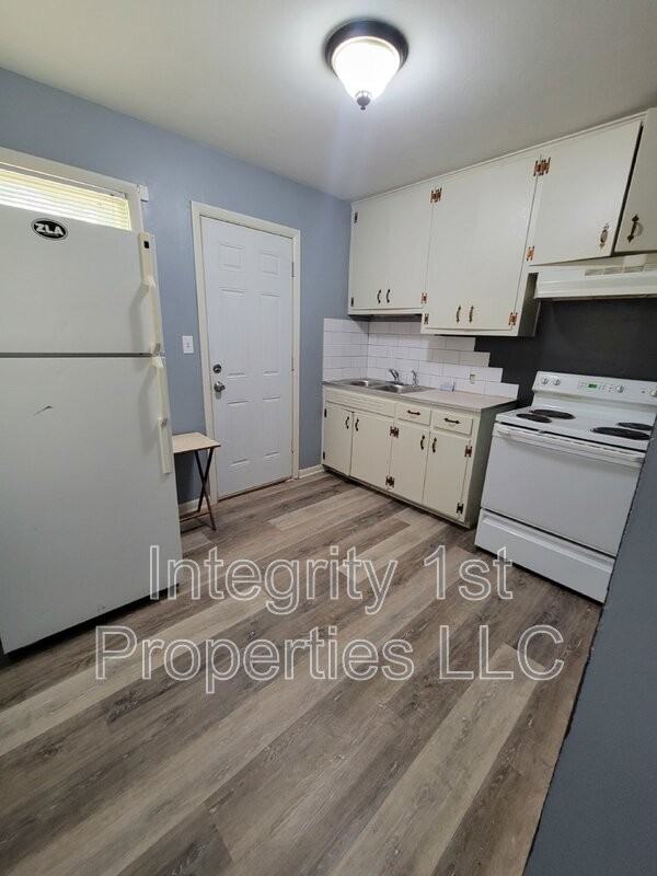 2216 State Ave - Photo 3 of 8