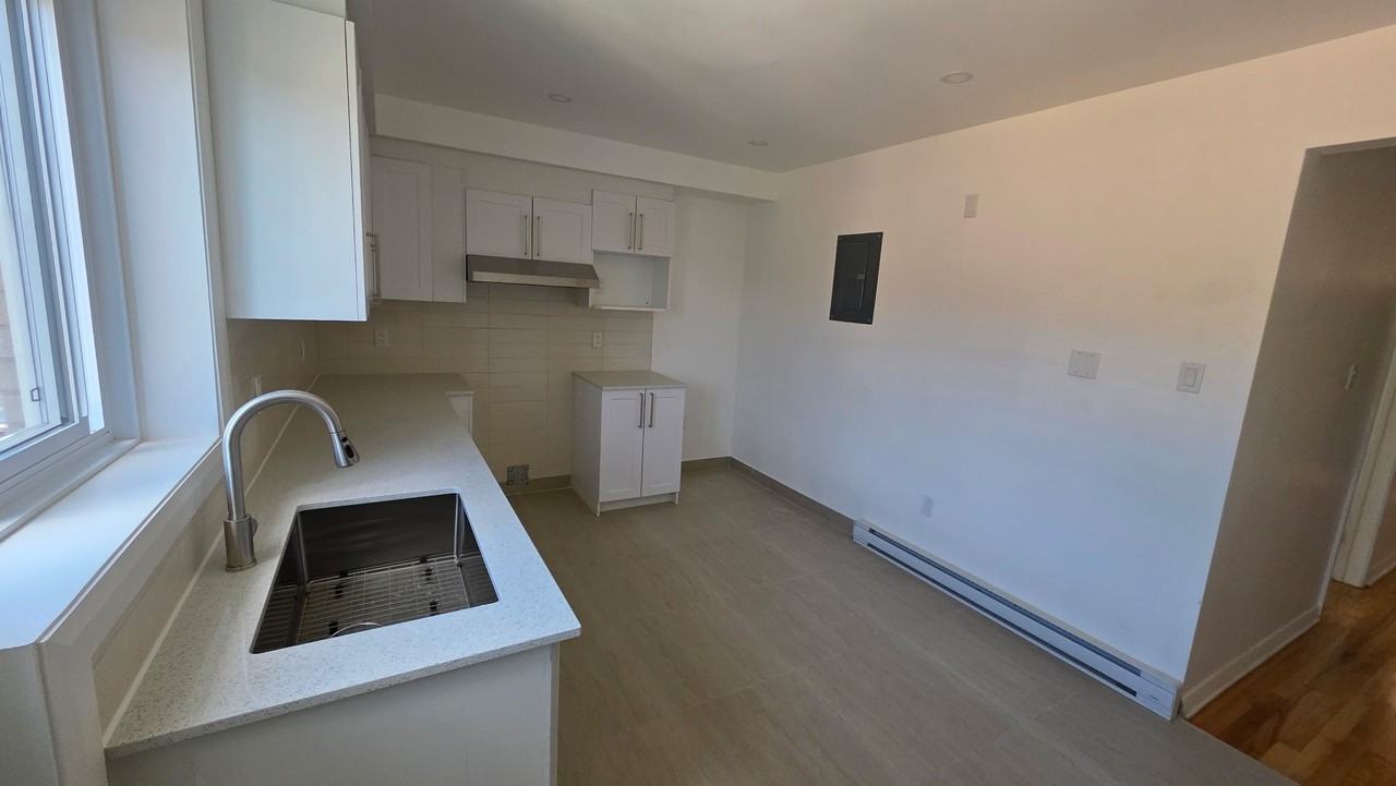 7437 Rue de Côme - Photo 3 of 14