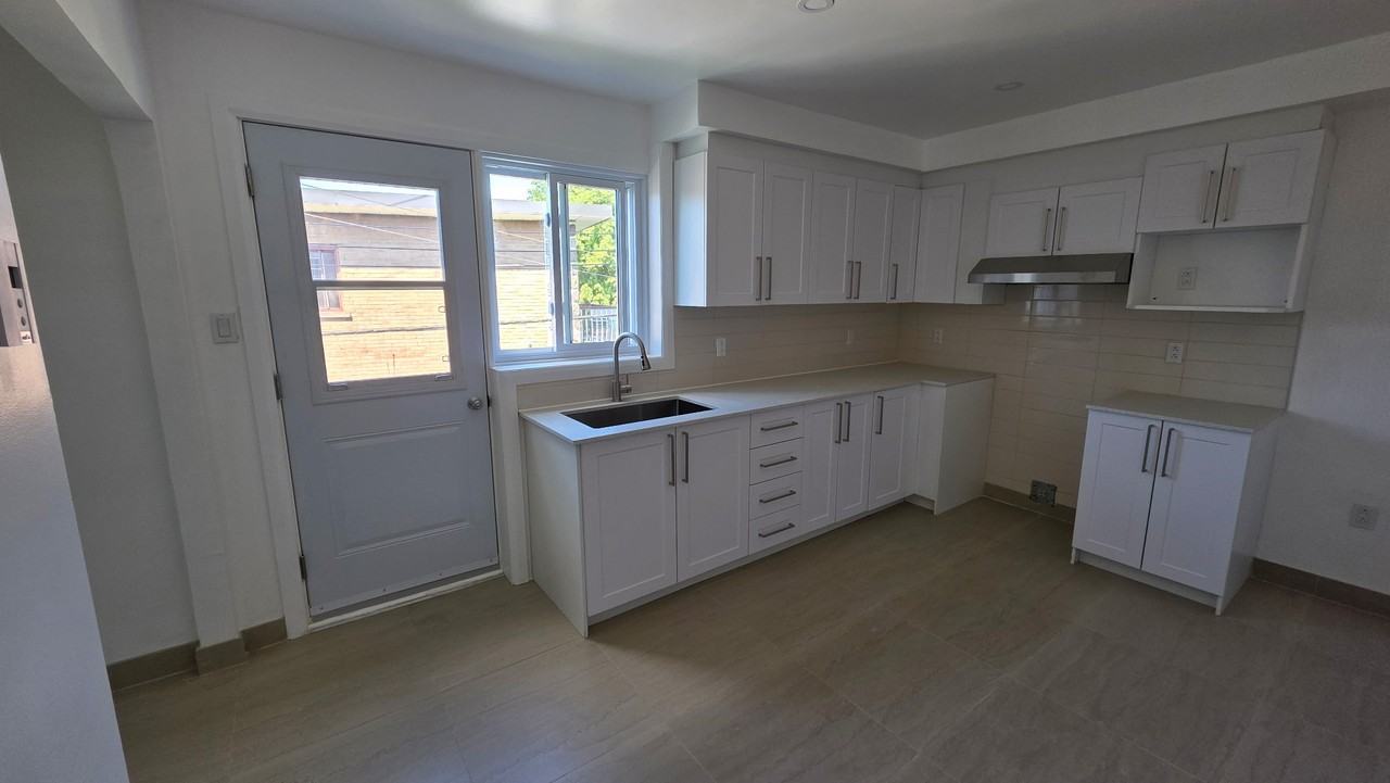 7437 Rue de Côme - Photo 2 of 14