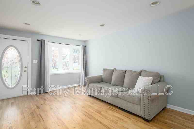 744 Aldworth Rd - Photo 3 of 10