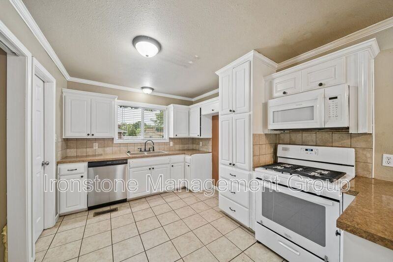 906 N Atlanta St - Photo 3 of 15