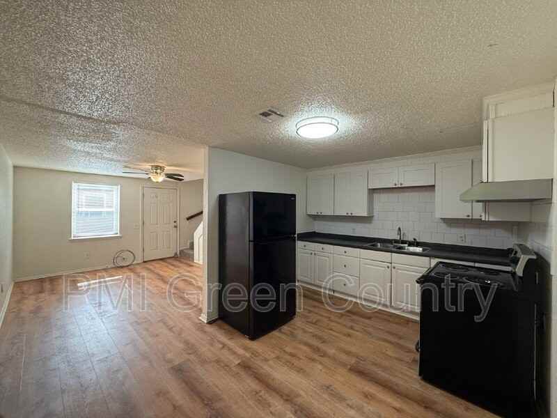 318 E Redwood St #72-4 - Photo 4 of 17