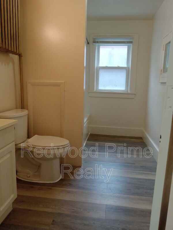 110 Lloyd St #2 - Photo 3 of 9