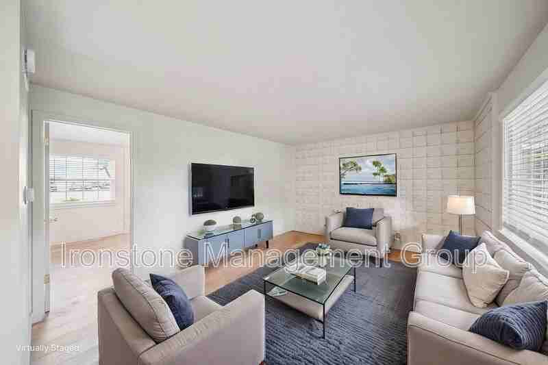 109 S 9th St #206 - Photo 3 of 34
