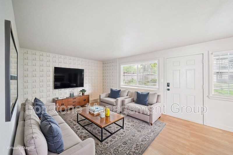 109 S 9th St #206 - Photo 4 of 34