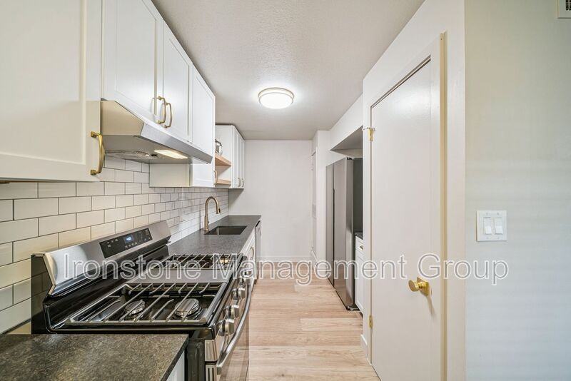 109 S 9th St #206 - Photo 7 of 34
