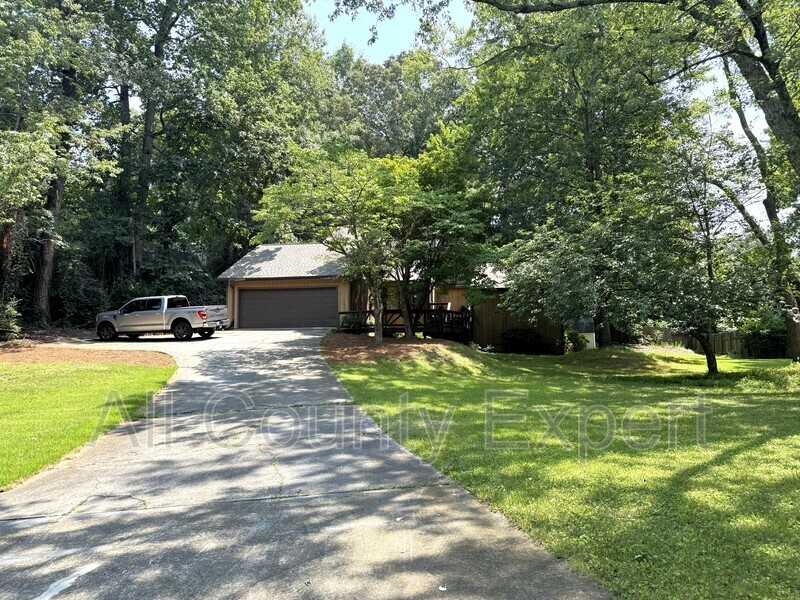 1302 Colony Dr - Photo 2 of 26