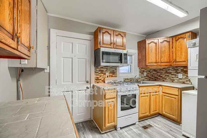 1220 W Pratt St - Photo 2 of 30
