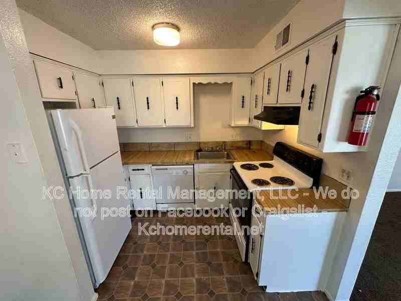 4028 E 123rd Ter #B - Photo 5 of 28