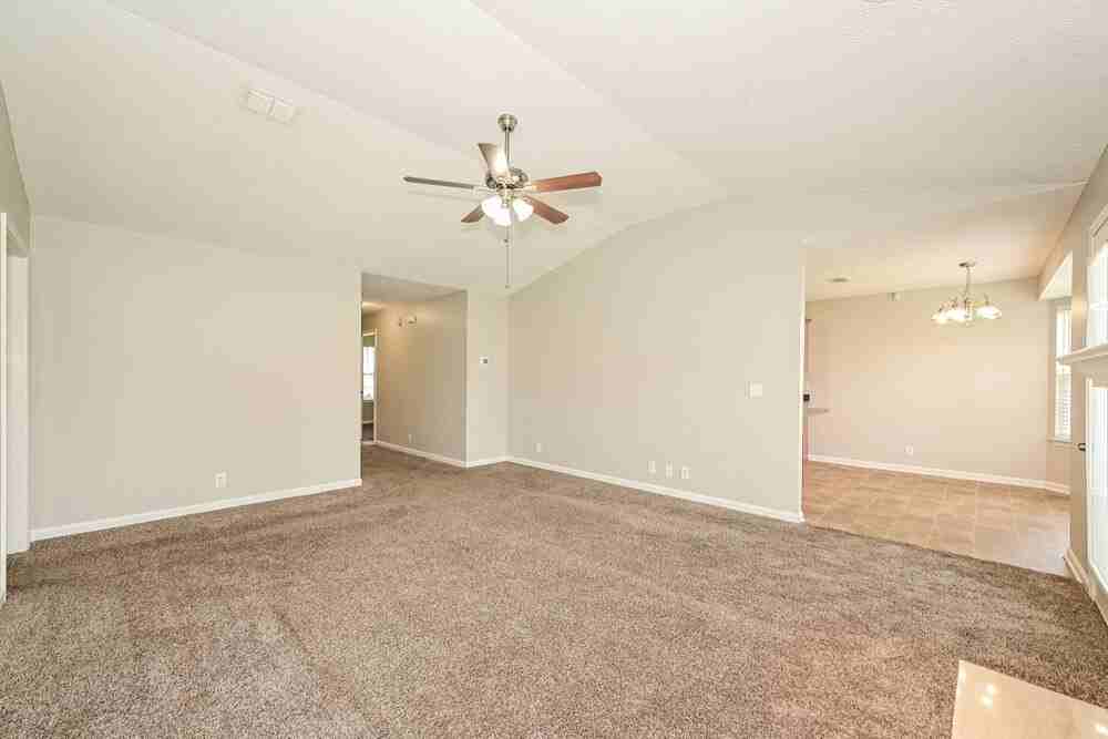 1923 Colyn Ave - Photo 4 of 16