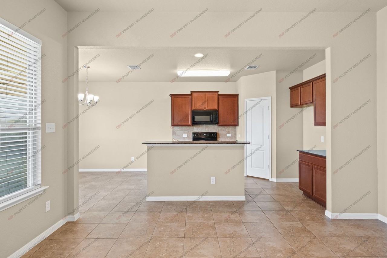 7605 Hickman St - Photo 5 of 30