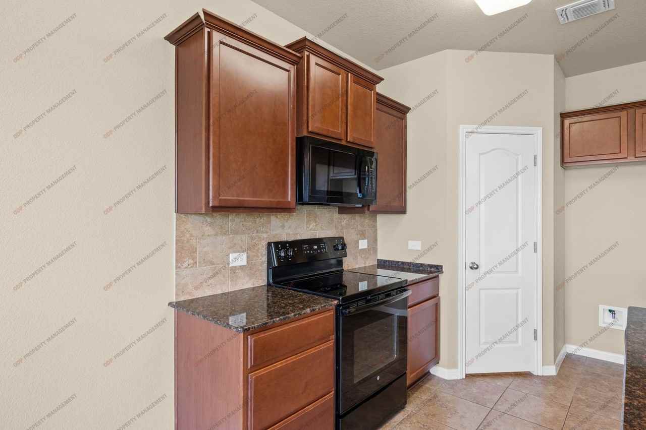 7605 Hickman St - Photo 7 of 30