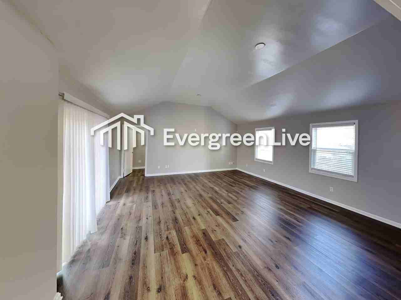 3260 Russell St - Photo 5 of 22