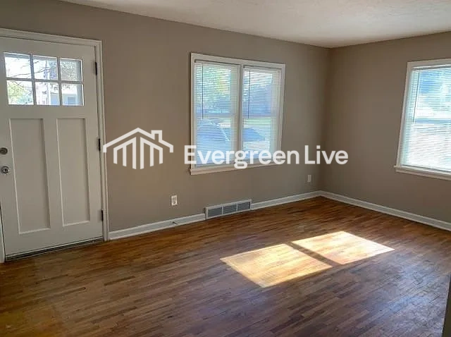 6616 S 30th St - Photo 3 of 5