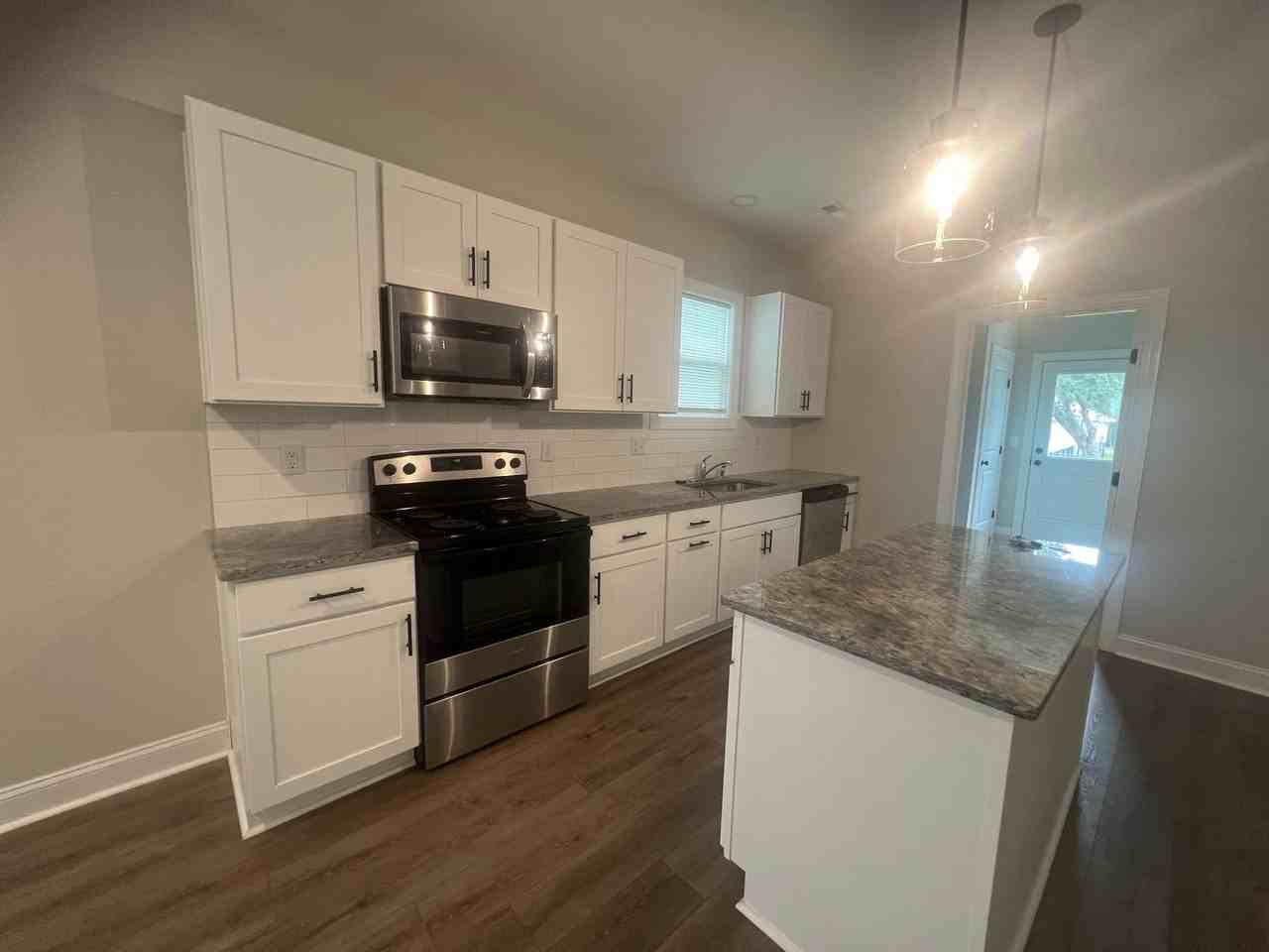 1910 Oak St - Photo 3 of 24